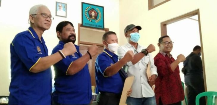 ACARA : Pengurus Persatuan Wartawan Indonesia (PWI) Kabupaten Subang usai mengikuti puncak peringatan HPN ke-75 yang diselenggarakan pengurus PWI Pusat dan pengurus PWI Provinsi dengan cara virtual pada 9 Februari 2021. (foto : M.ANWAR/RADAR BANDUNG)