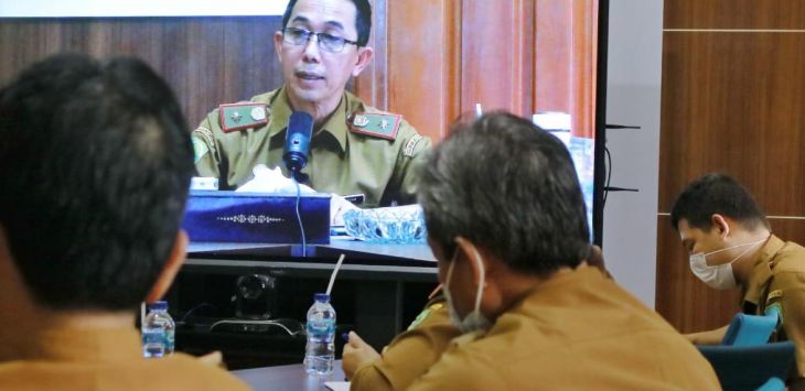 BRIEFING : Pj Sekda Subang H. Asep Nuroni saat menggelar briefing bersama para kepala OPD dan wakil Bupati untuk membahas tentang APBD dan laporan keuangan, Senin (15/2/2021) (foto : M.ANWAR/RADAR BANDUNG)