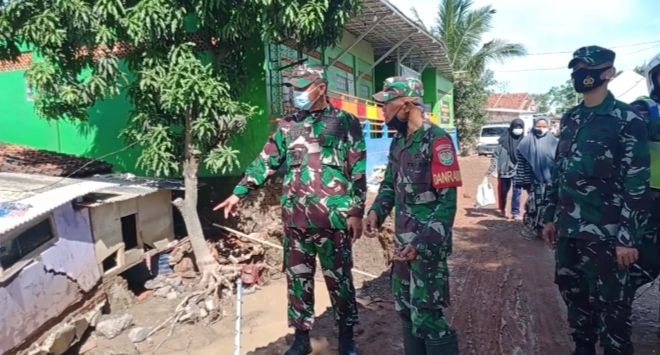 MEMANTAU : Dandim 0605 Subang Letkol Arh Edi Maryono didampingi Danramil Pamanukan, saat mamantau lokasi terdampak banjir di Desa Mulyasari Kec.Pamabukan, Kab.Subang, Selasa (16/2/2021) (foto: M.ANWAR/RADAR BANDUNG)