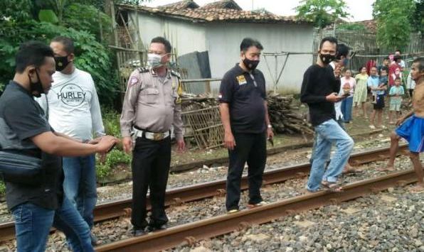 TKP : Petugas kepolisian tengah melakukan oleh tempat kejadian perkara (TKP), Kamis (18/2/2021) (foto: M.ANWAR/RADAR BANDUNG)