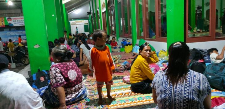 MENGUNGSI : Pengungsi korban banjir susulan di Masjid Al-Mukhlisin Pamanukan, Kabupaten Subang, Minggu (21/2/2021) (foto : M.ANWAR/RADAR BANDUNG)