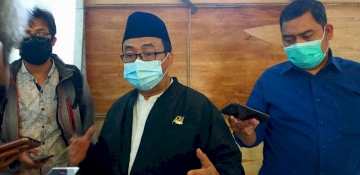 IMBAUAN : Ketua Fraksi PKB DPRD Jabar M. Sidkon Djampi mengimbau para santri dan pengajarnya taati protokol kesehatan Covid-19. (foto: IST)