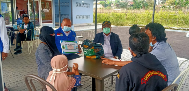 Kadinsos Jabar Dodo Suhendar (bertopi) saat mengunjungi keluarga eks-napiter bersama tim Polda Jabar. 