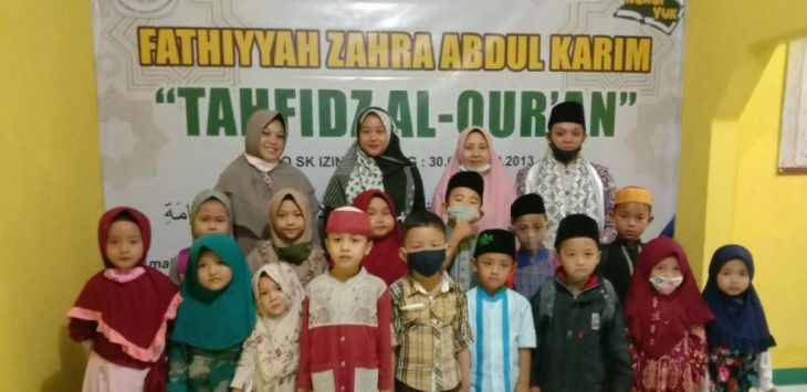 Santri Pengajian Tradisional Anak-Anak (PTA) Fathiyyah Zahra Abdul Karim bersama ustadz dan para asatidzah. 