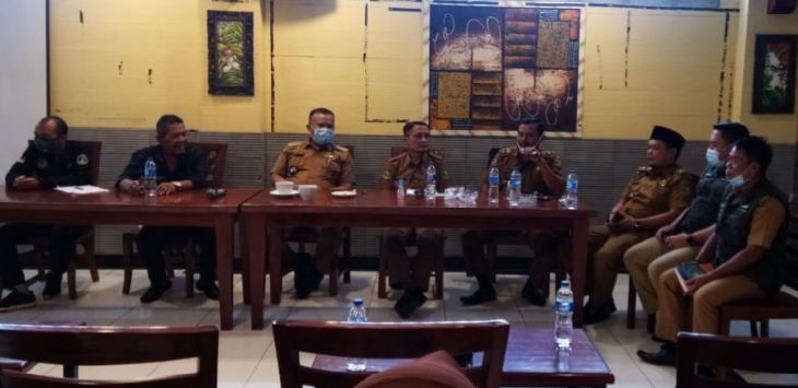 RAKOR : Rapat kordinasi (Rakor) program sembako di aula Hotel Karasak Jl Laswi Ciheulang, Ciparay Kab. Bandung, Selasa(2/2/2021) (foto : DEDEN KUSDINAR/RADAR BANDUNG)