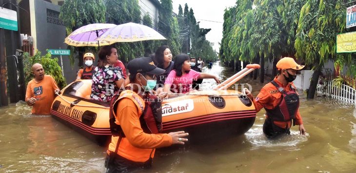 EVAKUASI: Petugas BPBD Kota Bekasi mengevakuasi warga yang terendam banjir di Perumahan Jatibening Permai, Pondok Gede, Kota Bekasi, Minggu (24/1/2021) (foto: RAIZA SEPTIANTO/RADAR BEKASI)