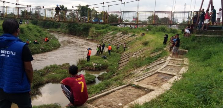 PENCARIAN : Basarnas beserta relawan tim Posgab Siaga Bencana Majalaya masih terus lakukan upaya pencarian korban tenggelam di sungai Citarum, Minggu (21/3/2021) (foto: DEDEN KUSDINAR/RADAR BANDUNG)