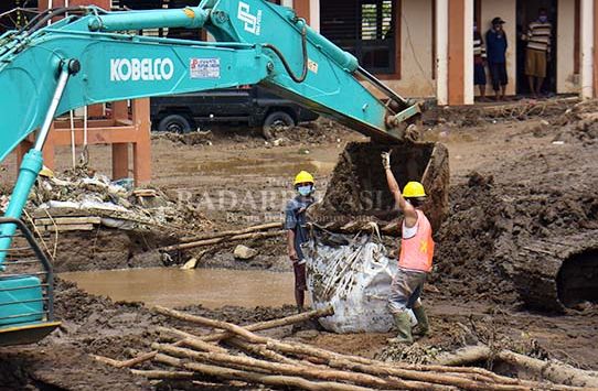 
PEMBANGUNAN: Sejumlah pekerja sedang melakukan perbaikan tanggul di Kampung Babakan Banten, Desa Sumberurip, Kecamatan Pebayuran. (foto: IST)