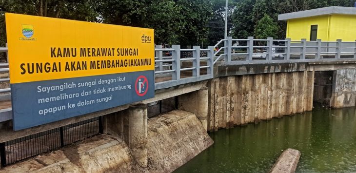 KOLAM RETENSI: Suasana kolam retensi Gedebage, Kota Bandung, Rabu (30/12/2021). Pembangunan kolam retensi Gedebage yang memiliki kapasitas peampungan air hingga 5,425 meter kubik dengan kedalam tiga meter ini untuk meminimalisir banjir yang kerap terjadi di pasar Gedebage dan persimpangan Gedebage Soekarno Hatta. (foto: TAOFIK ACHMAD HIDAYAT/RADAR BANDUNG)