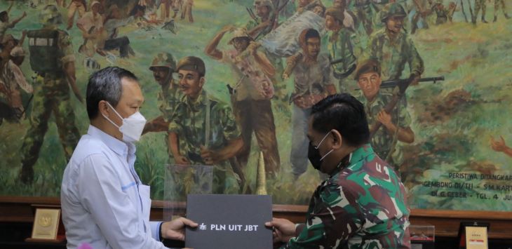 APRESIASI: General Manager PLN UIT JBT, Sumaryadi memberi apresiasi kepada Panglima Komando Militer III/Siliwangi, Mayor Jenderal TNI Nugroho Budi Wiryanto saat melakukan audiensi di Kodam III/Siliwangi, Bandung, Selasa (9/3/2021) (foto: IST)