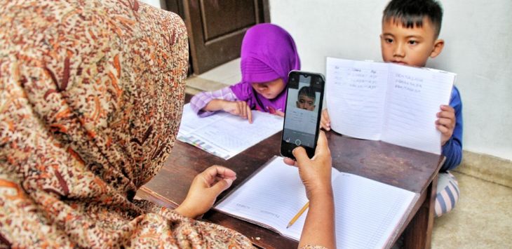 BELAJAR JARAK JAUH: Siswa didampingi orang tua saat melaksanakan pembelajaran jarak jauh di Tamansari Atas, Kota Bandung, Selasa (9/3/2021) (foto: TAOFIK ACHMAD HIDAYAT/RADAR BANDUNG)