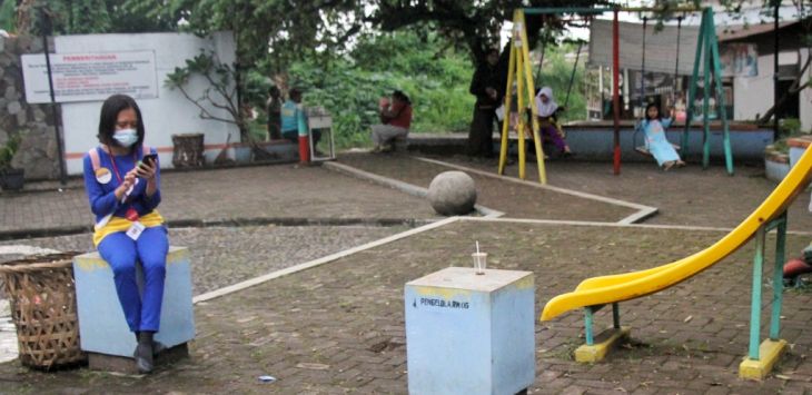 GAWAI: Warga memainkan gawai menggunakan Wifi di Taman Sukaraja, Kota Bandung. Pemerintah Kota (Pemkot) Bandung akan memasang 500 Wireless Fidelity (Wifi). Nantinya masyarakat dapat mengakses internet secara gratis. (foto: TAOFIK ACHMAD HIDAYAT/RADAR BANDUNG) 