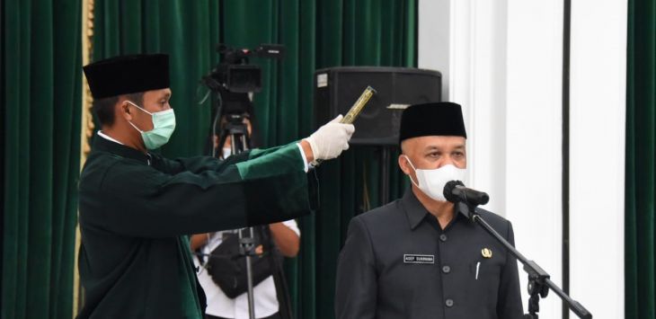 DILANTIK : Kepala Biro Organisasi Setda Provinsi Jabar Asep Sukmana dilantik sebagai Penjabat (Pj) Sekda Kabupaten Bandung di Gedung Sate, Kota Bandung, Senin (1/3/2021). (dok Humas Jabar)