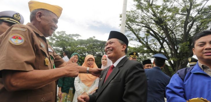 UPACARA PERINGATAN: Walikota Bandung, Oded M. Danial saat mengikuti peringatan ke-73 Bandung Lautan Api (BLA) di Plaza Balai Kota Bandung, tahun lalu, sebelum masa pandemi. (foto: IST)