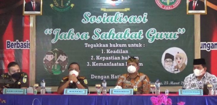 HADIR : Kepala Dinas Pendidikan Kabupaten Bandung, Juhana bersama Kepala Kejari Kabupaten Bandung, Paryono hadir dalam launching program Jaksa Sahabat Guru di Gedung SMPN 3 Soreang, Desa Panyirapan, Kecamatan Soreang, Kamis (25/3/2021) (foto: Fikriya Zulfah/Radar Bandung)