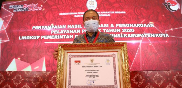 PENGHARGAAN: Wali Kota Bandung Oded M Danial mendapatkan penghargaan sebagai Pembina Pelayanan Publik kategori pelayanan prima Tahun 2020. (foto: DOK HUMAS PEMKOT BANDUNG)