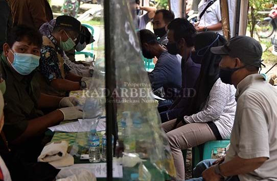 DISIDANG: Sejumlah warga di Narogong, Rawalumbu, menjalani sidang di tempat karena melanggar protokol kesehatan secara berulang dan disanksi denda. (foto: RAIZA SEPTIANTO/RADAR BEKASI)