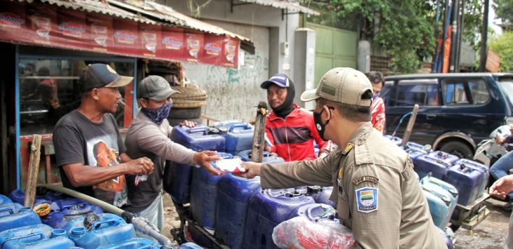 OPERASI PROKES: Petugas Satpol PP Kota Bandung menggelar operasi gabungan patroli pengawasan dan penegakan disiplin (Gakplin) protokol kesehatan Covid-19 di permukiman warga di Kelurahan Ciroyom, Kecamatan Andir, Kota Bandung, Selasa (16/2/2021) (foto: TAOFIK ACHMAD HIDAYAT/RADAR BANDUNG)