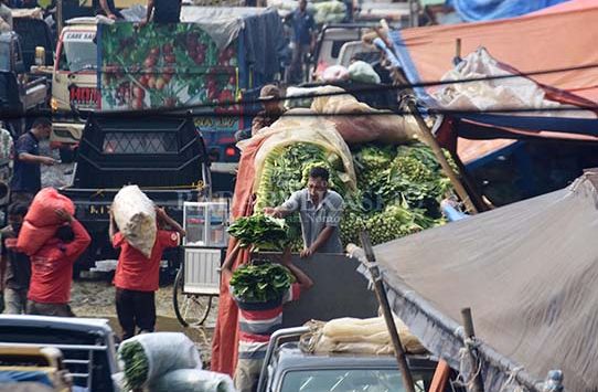 SEMRAUT : Beginilah aktifitas pedagang yang semraut di Pasar Induk Cibitung, di mana para pedagang juga mengeluhkan pungutan untuk perbaikan ruko yang tak kunjung dilakukan. (foto: ARIESANT/RADAR BEKASI)