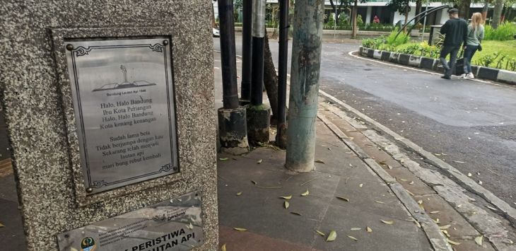 MONUMEN: Stilasi Bandung Lautan Api yang berada di Jalan Ir. H, Djuandan, Kota Bandung, Selasa (23/3). Untuk mengingat kembali peristiwa bersejarah ini, ada 10 stilasi Bandung Lautan Api yang bisa dikunjungi yang tersebar di beberapa titik. (foto: TAOFIK ACHMAD HIDAYAT/RADAR BANDUNG )