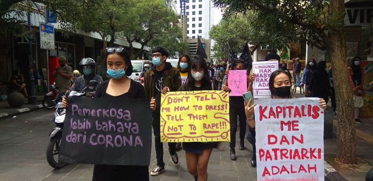 AKSI: Sejumlah massa aksi membawa beragam spanduk tuntutan saat memperingati Hari Perempuan Internasional, Kota Bandung, Senin (8/3/2021) (foto: MUCHAMMAD DIKDIK R ARIPAINTO/ RADAR BANDUNG)