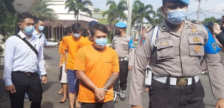 DITANGKAP : Tersangka kasus penganiayaan diamankan di Mapolresta Bandung, Senin (22/3/2021). (foto: Fikriya Zulfah/Radar Bandung)