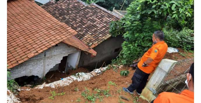 LONGSOR: Lokasi longsor dan pergerakan tanah terjadi di Kampung Cijati, RT 02/ RW 03 dan Kampung Cipari, RT 05/RW 02, Desa Mekarmulya, Kecamatan Cikalongkulon, Kabupaten Cianjur. (foto: IST)