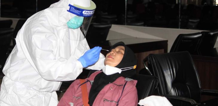 ANTIGEN: Petugas medis sedang melakukan swab antigen kepada warga. (foto: IST)