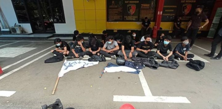 DIAMANKAN: Belasan remaja yang diduga ugal-ugalandi jalan diamankan polisi di Mapolrestabes Bandung, Minggu (14/3/2021) (foto: IST)