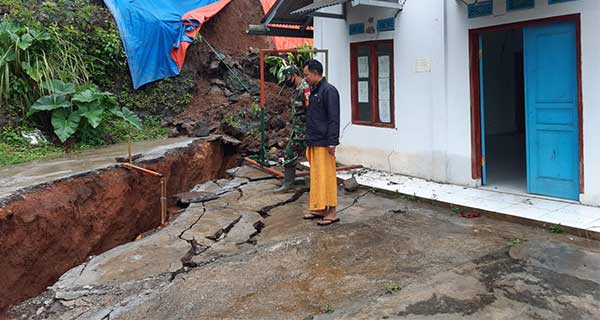 TINJAU: Babinsa dan tokoh masyarakat saat meninjau lokasi pergerakan tanah di Kampung Jati, Desa Mekarsari, Kecamatan Nyalindung. (foto : IST)