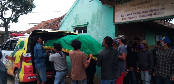 PEMAKAMAN : Korban  tenggelam dibawa dari kediamannya menuju pemakaman, Senin (22/3/2021). (foto: DEDEN KUSDINAR/RADAR BANDUNG)