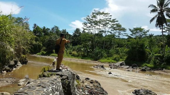 TINJAU: Petugas Desa Parakanlima, Kecamatan Cikembar saat meninjau lokasi bendungan Leuwikawung yang jebol diterjang bencana banjir.(foto: IST)