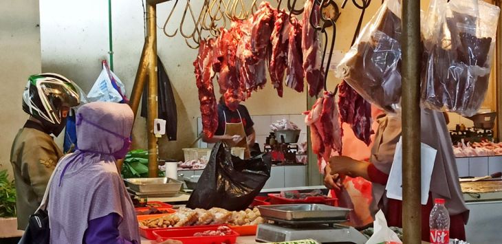 AKTIVITAS: Pedagang daging sapi potong melayani pembeli di Pasar Tradisional Ciroyom, Kota Bandung, Kamis (21/1/2021) (foto :TAOFIK ACHMAD HIDAYAT/RADAR BANDUNG )