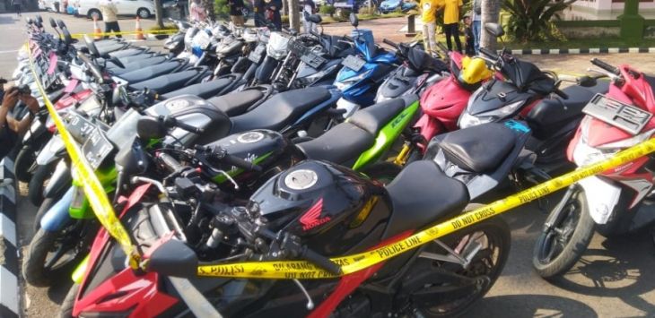 ILUSTRASI: Sejumlah barang bukti kendaraan roda dua hasil curian diamankan aparat kepolisian.(foto: IST)