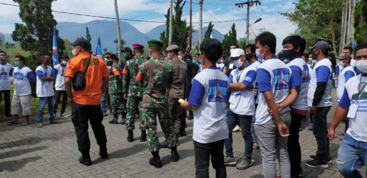 RICUH: Massa kubu pro dan kontra KLB Partai Demokrat terlibat bentrok di Sibolangit, Deli Serdang, Sumut, kemarin (5/3/2021). Tidak ada korban dalam kericuhan yang berlangsung sesaat itu. (foto: IST)