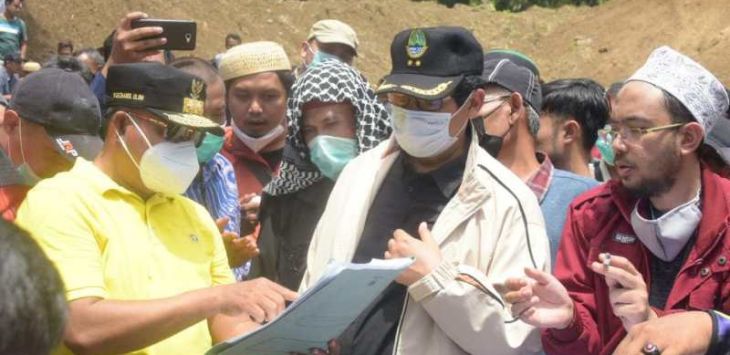 TINJAU: Wakil Gubernur Jawa Barat, Uu Ruzhanul Ulum meninjau pertambangan di Desa Padakembang, Kabupaten Tasikmalaya, Minggu (7/3/2021) (foto: IST)