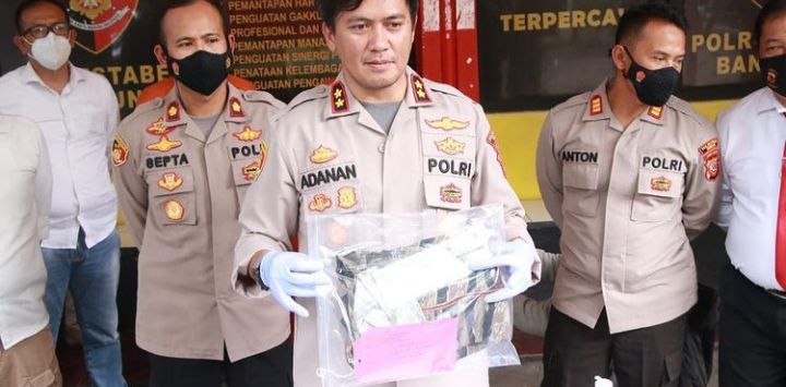 GELAR PERKARA: Kasatreskrim Polrestabes Bandung, AKBP Adanan Mangopang tengah menunjukan barang bukti berupa pakaian berwarna loreng yang disita dari tersangka. (foto: IST)