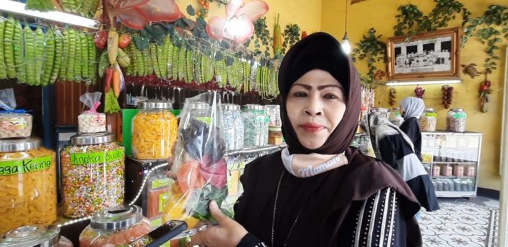 OLEH-OLEH : Salah seorang pengrajin oleh-oleh kalua jeruk, Elin Ratna Asmara di sebuah toko oleh-oleh kalua jeruk Ciwidey. (foto : Fikriya Zulfah/Radar Bandung)