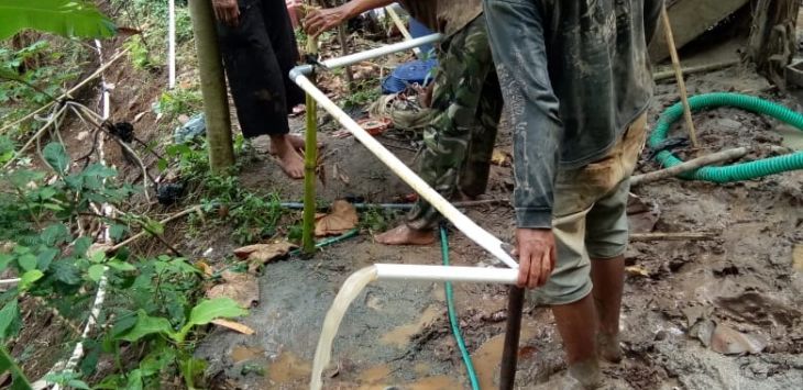 MENGERJAKAN : Sejumlah warga tengah mengerjakan pembangunan sumur bor sibel. (foto: Fikriya Zulfah/Radar Bandung)