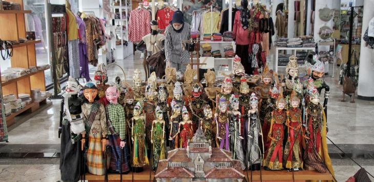 MENATA - Pegelola menata produk kerajinan umkm di Kerajinan dan Kuliner Jawa Barat Store Dekranasda Jabar, Kota Bandung, (foto: TAOFIK ACHMAD HIDAYAT/RADAR BANDUNG)