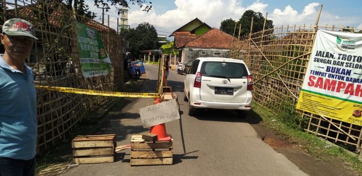 RAMBU : Demi kemanan warga memasang rambu sebelum jembatan Bau Kalijati yang ambruk. (foto: M.ANWAR/RADAR BANDUNG)