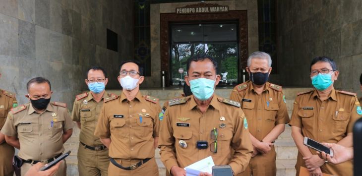 PENJELASAN : Bupati Subang, H.Ruhimat memberikan penjelasan kepada para awak media. Sejumlah pejabat di Subang ikut dalam pelaksanaan open bidding yang digelar BKPSDM untuk mengisi kekosongan Sekda Subang. (foto: IST)