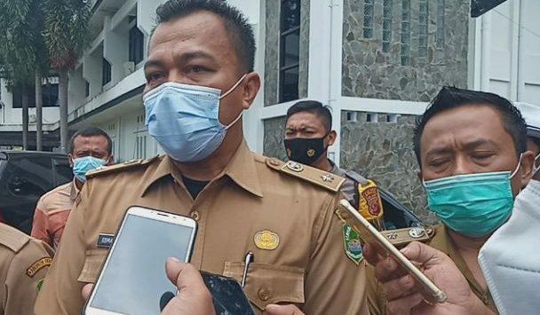 KETERANGAN : Komarudin, Kades Wantilan saat memberikan keterangan kepada awak media, Senin (22/3/2021). (foto: M.ANWAR/RADAR BANDUNG)