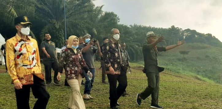 MENINJAU : Direktur Jenderal Pembinaan Pelatihan dan Produktivitas (Binalattas) Budi Hartawan bersama Bupati Subang  Kang Jimat saat meninjau kawasan Bukit Nyomot Serangpanjang. (foto: M.ANWAR/RADAR BANDUNG)