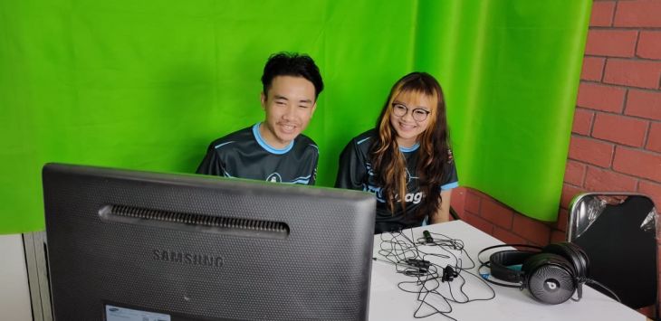 MENYAKSIKAN: Dua orang komentator tengah mengamati permainan peserta Turnamen Esport Truleague, Minggu (8/3/2021) (foto: HENDRA HIDAYAT/ RADAR BANDUNG)