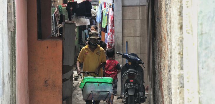 SUASANA: Warga berjalan di kawasan padat penduduk di Cibereum, Kota Cimahi, beberapa waktu lalu. (foto: TAOFIK ACHMAD HIDAYAT/RADAR BANDUNG)