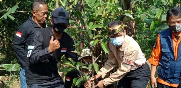 LINGKUNGAN : Penanaman pohon dilakukan oleh Plt Wali Kota Cimahi, Kepala Sarana Prasana dan Lingkungan Kampung Pojok, Cireundeu, Kelurahan Leuwigajah, Sabtu (20/3/2021) (foto: DISKOMINFOARPUS)