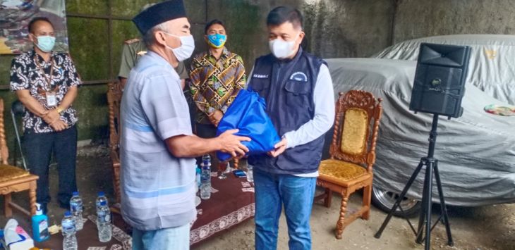 


SIMBOLIS: Bupati Bandung Barat, Aa Umbara Sutisna Saat Menyerahkan Bantuan Sembako Kepada Ketua RW 10, Desa Sariwangi, Kecamatan Parongpong, Kamis (4/3/2021) (foto: HENDRA HIDAYAT/ RADAR BANDUNG)