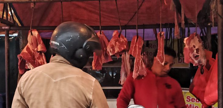 ILUSTRASI: Pedagang Daging Sapi potong melayani pembeli di Pasar Tradisional Ciroyom, Kota Bandung, belum lama ini. (foto: TAOFIK ACHMAD HIDAYAT/RADAR BANDUNG)