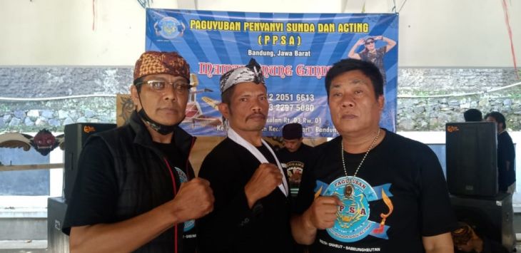 SILATURAHMI : Ketua PPSA Sumedang Idang ZMH (tengah) saat menggelar silaturahmi dengan para Seniman PPSA Bandung di Saung Budaya Sumedang.(foto: TOHA/RADAR SUMEDANG)